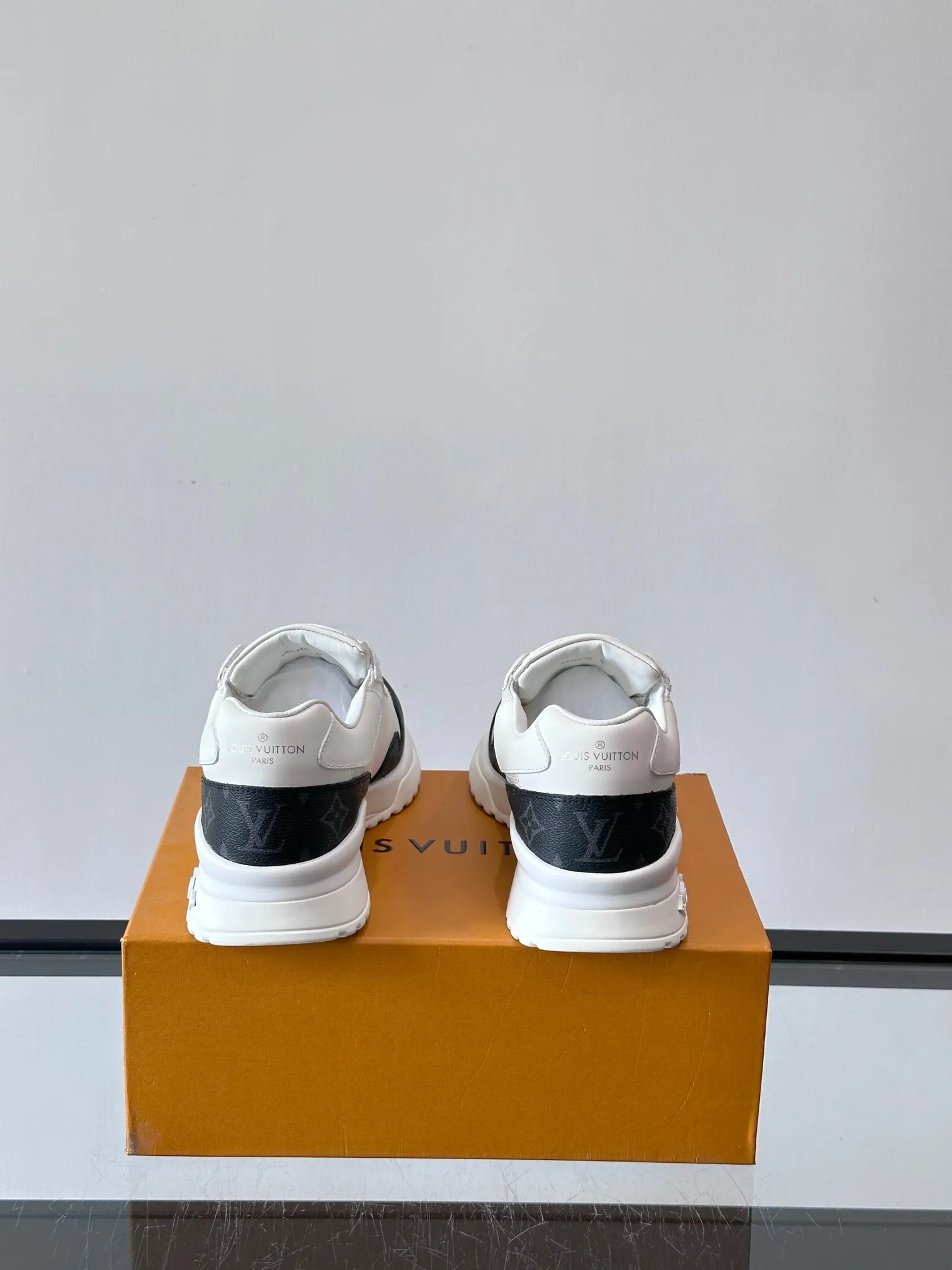 Men's Men's Shoes 💰500 [New Style] 🐡🐡LV🆕RUN AWAY sneakers, this Run Away sneaker is made of first-layer cowhide leather and breathable original material. The wedge-shaped rubber outsole continues the running shoe design, embellished with Monogram flowers, the L V letter is marked on the tongue, and the Louis Vuitton Paris logo is embellished on the back. Paired with brand logo cotton feet, the mesh lining and heel are spliced ​​and wrapped in cowhide, making the upper foot comfortable and breathable! size: 39-44 (38.45.46 customized)